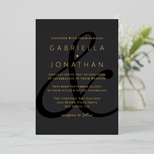Modern Black Ampersand Wedding Gold Folie Uitnodiging (Staand Voorkant)