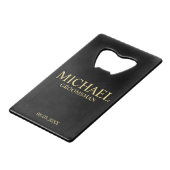 Modern Black and Gold Personalized Groomsman Creditkaart Flessenopener (Voorkant Gekanteld)