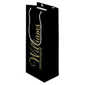 Modern Black and Gold Personalized Groomsman Wijn Cadeautas (Voorkant Gekanteld)