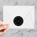 Modern Black and White Botanical Wedding Ronde Sticker<br><div class="desc">Elegante,  botanische trouwstickers met uw namen in witte letters met een achtergrond van zwarte en witte bladeren. De gepersonaliseerde trouwstickers zijn perfect voor gebruik voor envelopzegels en voor het afsluiten van tassen voor huwelijken. Ontworpen om te coördineren met ons Modern Minimalist Botanical bruiloft collectie.</div>