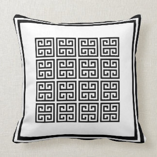 Modern Black and white Geometric Greek key Pattern Kussen
