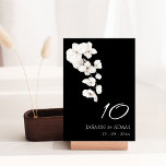 Modern Black and White Orchids Flowers Wedding Kaart<br><div class="desc">Moderne zwart-witte orchideeën Bloemen Bruiloft Tafel Nummers - Elegant Monochroom Botanisch Ontwerp. Verhoog uw huwelijksfeest met onze moderne zwart-wit tafelnummers met de tijdloze allure van witte orchideeën. Het minimalistische ontwerp vangt de elegantie van deze bloei, waardoor een verfijnd botanisch meesterwerk ontstaat. Met de toevoeging van wit schrift, deze kaarten uitstralen...</div>