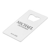 Modern Black and White Personalized Groomsman Creditkaart Flessenopener (Voorkant Gekanteld)