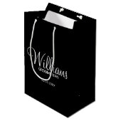 Modern Black and White Personalized Groomsman Medium Cadeauzakje (Voorkant Gekanteld)