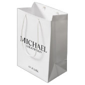 Modern Black and White Personalized Groomsman Medium Cadeauzakje (Voorkant Gekanteld)