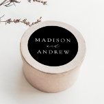 Modern Black and White Personalized Wedding Ronde Sticker<br><div class="desc">Sluit uw uitnodigingsenveloppen of gunsten af met onze elegante trouwstickers. De stickers van de douanebruiloft kenmerken uw namen in een wit kalligrafiekmanuscript met een zwarte achtergrond of een kleur van uw keus. De coördinaten van het ontwerp met ons Moderne collectie van de Elegance bruiloft.</div>