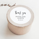 Modern Black and White Wedding Ronde Sticker<br><div class="desc">Deze moderne,  eenvoudige en elegante bruiloft of vrijgezellenfeesten stickers hebben een minimalistisch zwart-wit tekst ontwerp met een stijlvol handgeschreven script dat zegt "dank je."</div>