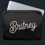 Modern Black Blush Dusty Pink Monogram en naam Laptop Sleeve<br><div class="desc">De Modern Black Blush Dusty Pink Monogram en Name Laptop Sleeve biedt een verfijnde mix van zwart en blush stoffig roze met een persoonlijke touch. Dit sleeve is ontworpen om uw laptop in stijl te beschermen en heeft een slank, minimalistisch design met uw monogram en naam elegant weergegeven. Het duurzame,...</div>
