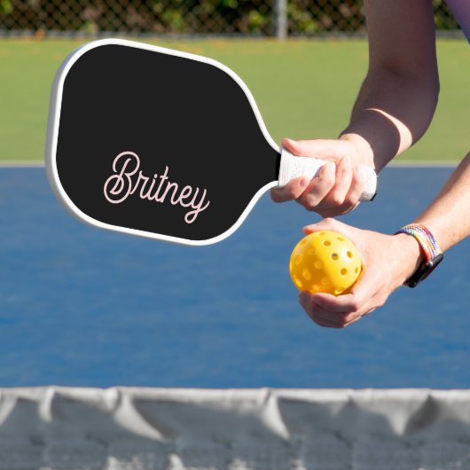 Modern Black Blush Dusty Pink Monogram en naam Pickleball Paddle (Insitu)