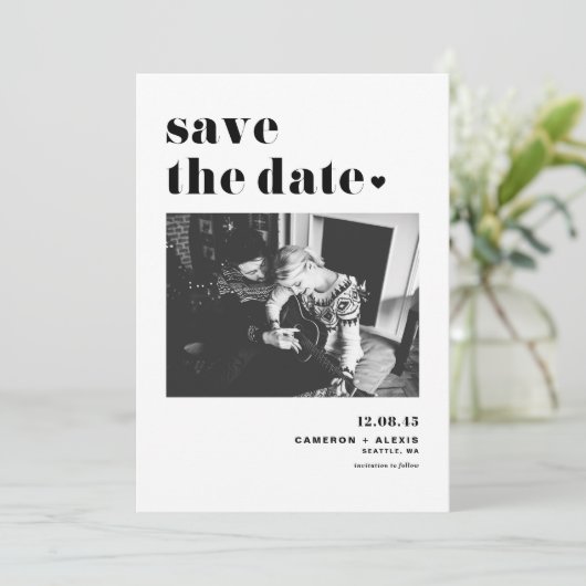 Modern Black Bold Typografie met hartfoto Save The Date (Staand voorkant)