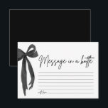 Modern Black Bow bericht in een Kaart van een fles<br><div class="desc">🖤 Voeg een oprechte touch toe aan uw vrijgezellenfeest met deze Modern Black Bow "Message in a Bottle" Game Kaart! Gasten kunnen zoete notities, advies of goede wensen schrijven voor de aanstaande bruid om op een toekomstige dag te lezen. Met zijn minimalistische ontwerp en elegante zwarte strik detail, deze kaart...</div>