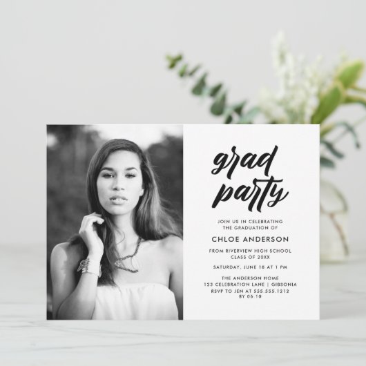 Modern Black Brush Script Photo Graduparty Kaart (Staand voorkant)