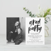 Modern Black Brush Script Photo Graduparty Kaart (Staand voorkant)