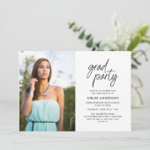 Modern Black Brush Script Photo Graduparty Kaart (Staand voorkant)