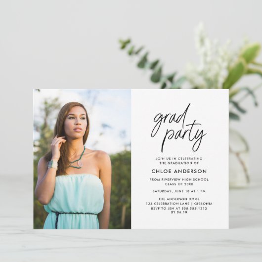 Modern Black Brush Script Photo Graduparty Kaart (Staand voorkant)