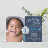 Modern Black Chalkboard First Birthday Party Boy Kaart (Staand voorkant)
