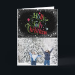 Modern Black Fun Script Snowflakes Bokeh Overlay Feestdagen Kaart<br><div class="desc">Modern Black Fun Script Snowflakes Bokeh Overlay Holiday Kaart. Verstuur uw dierbaren warme wensen en groeten met deze schattige en moderne Vakbakketfotokaart met een "Holly Jolly Kerstmis" in een stijlvolle scripttypografie. Omgekeerd om een feestelijke kerstboomachtergrond te onthullen. Ik wens jullie allemaal een prettig kerstfeest en een gelukkig nieuwjaar!</div>