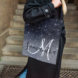 Modern Black Glitter Sparkles Personalized Name Tote Bag<br><div class="desc">Introductie van ons prachtige Modern Black Glitter Sparkles gepersonaliseerde naamproduct, exclusief verkrijgbaar op Zazzle! Voeg een vleugje elegantie en glans toe aan uw dagelijks leven met dit op maat gemaakte item. Ons moderne Black Glitter Sparkles gepersonaliseerde naamproduct heeft een strakke zwarte achtergrond versierd met betoverende glitterachtige glitters. De combinatie van...</div>