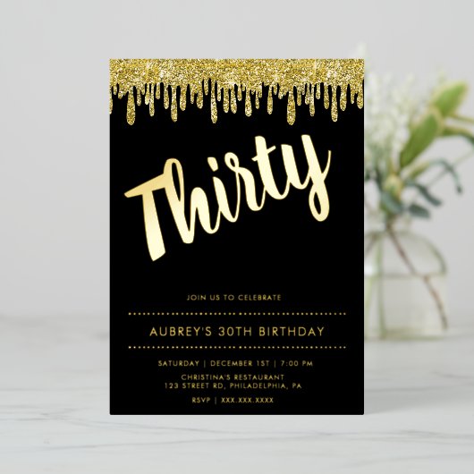 Modern Black Gold 30th Birthday Folie Uitnodiging (Staand Voorkant)
