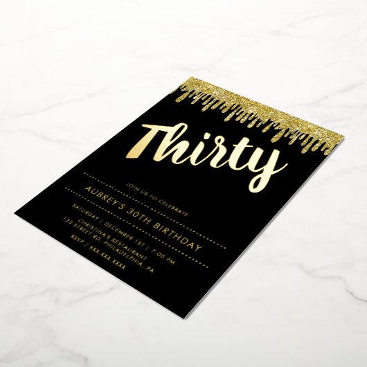 Modern Black Gold 30th Birthday Folie Uitnodiging (Gedraaid)