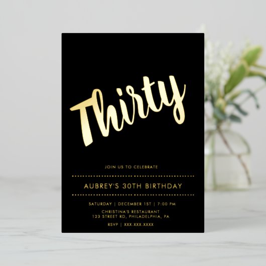 Modern Black Gold 30th Birthday Folie Uitnodiging (Staand Voorkant)