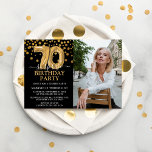 Modern Black & Gold 70th Surprise Birthday Foto Kaart<br><div class="desc">Moderne uitnodiging voor een verrassing voor een verrassing voor iemand die 70 wordt! Met een zwarte achtergrond,  een foto van het verjaardagscadeau man/vrouw,  faux gold glitter confetti,  gouden 70ste verjaardagsballonnen en een elegante verjaardagsballon die gemakkelijk te personaliseren is.</div>