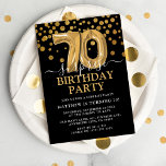 Modern Black & Gold 70th Surprise Birthday Party Kaart<br><div class="desc">Moderne uitnodiging voor een verrassing voor een verrassing voor iemand die zeventig wordt! Met een zwarte achtergrond,  faux Gold glitter confetti,  gouden ballonnen van 70 jaar en een elegante verjaardagssjabloon die gemakkelijk te aanpassen is.</div>