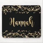 Modern Black Gold Glitter Confetti Monogram Muismat<br><div class="desc">Elegant stijlvol zwart goud glitter confetti Gold folie hand-lettered script aangepaste naam mousepad. Dit vrouwelijke ontwerp is voorzien van een glans gele goudglitter confetti rand op een zwarte kleur achtergrond. NEEM CONTACT OP MET ME VOORDAT U IN DEZE VOLGORDE EEN BESTELLING MET JOUW NAAM WILT MAKEN: NAAM (OF UW AANGEPASTE...</div>