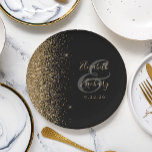 Modern Black Gold Glitter Edge Wedding Papieren Bordje<br><div class="desc">De linkerrand van deze elegante moderne trouwpapieren borden is voorzien van een gouden faux glitter-vormgeving. Pas ze aan met de namen van de bruid en de bruidegom in bleek gouden handschrift boven een grote grijze ampersand op een zwarte achtergrond,  met de trouwdatum hieronder.</div>