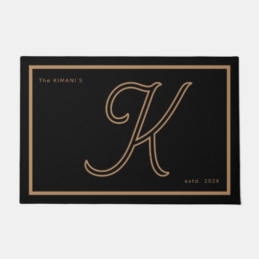 Modern Black Gold Monogram Script Family Name Deurmat (Voorkant)
