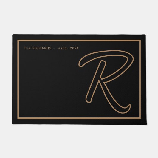 Modern Black Gold Monogram Script Family Name Deurmat (Voorkant)