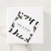 Modern Black & Gold Pine and Berries Holiday Bedankjes Labels (In situ)