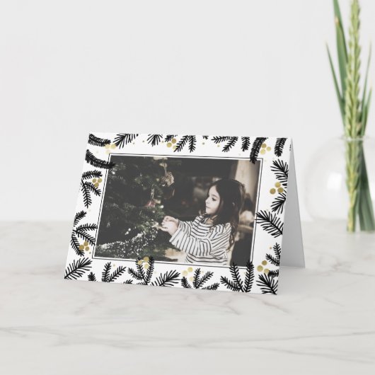 Modern Black & Gold Pine en Berries Holiday Foto Kaart (Voorkant)