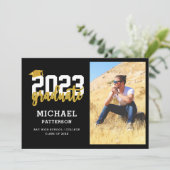 Modern Black Gold Script Photo Graduparty Kaart (Staand voorkant)