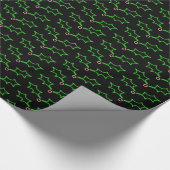 Modern Black Green Red Xmas Dark Holly Pattern Cadeaupapier (Hoek)