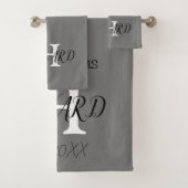 Modern Black Grey White Monogram Name Pas getrouwd Bad Handdoek (Insitu)