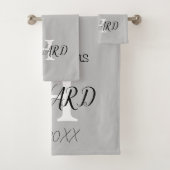 Modern Black Grey White Monogram Name Passen getro Bad Handdoek (Insitu)
