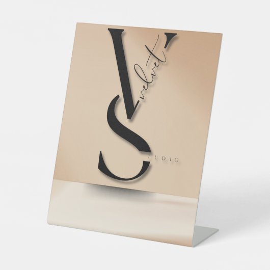 Modern Black Monogram "VS" Pedestal Sign Reclamebord Met Voetstuk (Voorkant)