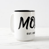 Modern Black Script Established Mom T-Shirt Tweekleurige Koffiemok (Voorkant links)