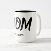 Modern Black Script Established Mom T-Shirt Tweekleurige Koffiemok (Voorkant rechts)