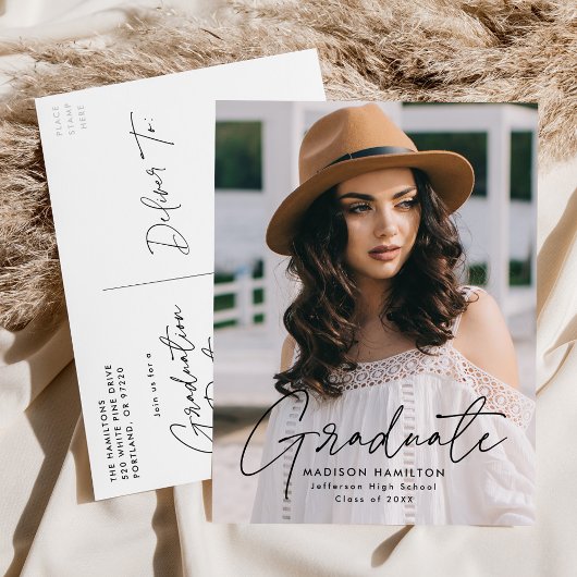 Modern Black Script Photo Graduparty Uitnodiging Briefkaart