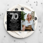 Modern Black & Silver 70th Surprise Birthday Foto Kaart<br><div class="desc">Moderne uitnodiging voor een verrassing voor iemand die 70 wordt! Met een zwarte achtergrond,  een foto van het verjaardagscadeau man/vrouw,  faux Silver Glitter confetti,  zilveren 70ste verjaardagsballonnen en een elegante verjaardagsballon die gemakkelijk te aanpassen is.</div>