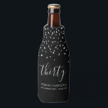 Modern Black Silver Confetti 30th Birthday Flesjeskoeler<br><div class="desc">Help hen hun 30e verjaardag in stijl te vieren met dit eenvoudige maar elegante ontwerp, met faux zilveren driehoekige confetti die neerslaan op het woord "dertig" in lichtgrijs handschrift op een zwarte achtergrond. Pas het met de naam van de honoree in lichte grijze sans serif doopvont, samen met de gebeurtenis...</div>