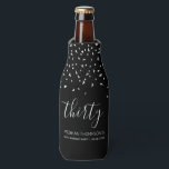 Modern Black Silver Confetti 30th Birthday Flesjeskoeler<br><div class="desc">Help hen hun 30e verjaardag in stijl te vieren met dit eenvoudige maar elegante ontwerp, met faux zilveren driehoekige confetti die neerslaan op het woord "dertig" in lichtgrijs handschrift op een zwarte achtergrond. Pas het met de naam van de honoree in lichte grijze sans serif doopvont, samen met de gebeurtenis...</div>