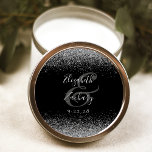 Modern Black Silver Glitter Edge Wedding Ronde Sticker<br><div class="desc">Deze stijlvolle moderne sticker heeft een faux silver glitter design aan de boven- en onderkant. Pas eenvoudig de zilvergrijze tekst aan op een zwarte achtergrond,  met de namen van het paar in handschriftkalligrafie over een grote ampersand.</div>