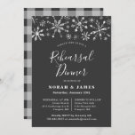 Modern Black Silver Winter Rehearsal Dinner Kaart<br><div class="desc">Moderne winter wonderland: huwelijksrepetitie met faux zilveren glitter-sneeuwvlokken op een koolgrijze achtergrond. Deze sjabloon is eenvoudig online te bewerken. De achterkant van de kaart is zwart-wit.</div>