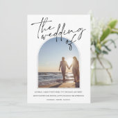 Modern Black White Arch Initiaal Photo Wedding Kaart (Staand voorkant)