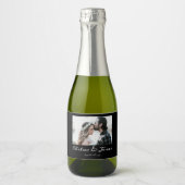 Modern Black White Calligraphy Photo Wedding Mini Sparkling Wijnetiket (Voorkant)