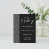 Modern Black & White Lace Script Weddenschap Informatiekaartje (Staand voorkant)