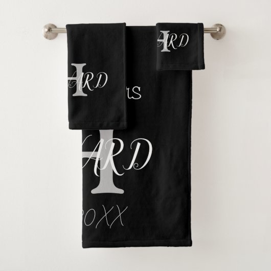 Modern Black White Monogram Name Passen getrouwd Bad Handdoek (Insitu)